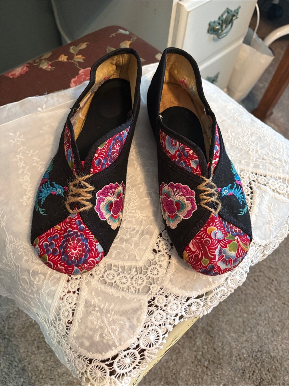 Women's Asian Black & Red Floral Slip-On Embroidered Shoes size 8